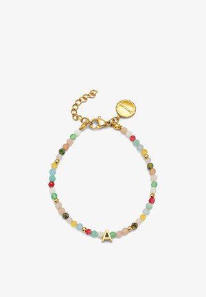 Perlearmbånd med multifarvede runde sten i pastelfarver, fremhævet med guldfarvet metal og en guldbogstavs "A"-vedhæng. Justerbar lås.