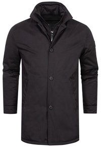 Abrigo negro con cierre frontal, cinco botones, cuello alto y bolsillos laterales. Textura suave con un diseño minimalista.