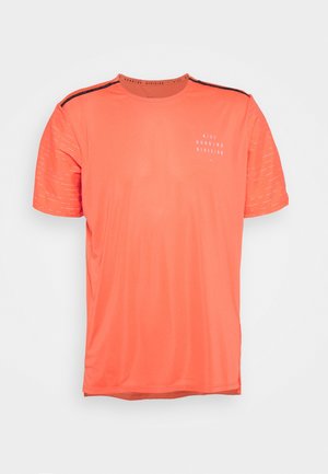 Maillot de course Nike de couleur orange vif, manches courtes, tissu lisse, avec une texture subtilement motifée et un petit logo sur la poitrine.