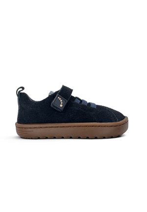 Chaussure basse en daim noir avec semelle en caoutchouc marron, lacets élastiques bleus et bride velcro noire avec un motif à pois sur le côté.