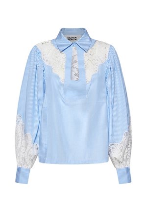 Blusa a righe azzurro chiaro e bianco con pizzo bianco sulle spalle e sulle maniche, colletto a punta e pannello verticale centrale in pizzo.