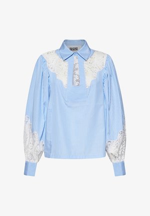Blusa a righe azzurro chiaro e bianco con pizzo bianco sulle spalle e sulle maniche, colletto a punta e pannello verticale centrale in pizzo.