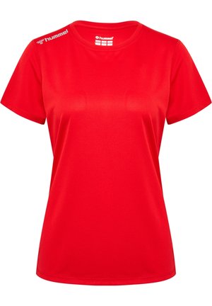 Czerwona sportowa koszulka z krótkim rękawem i okrągłym dekoltem, z białym logo "hummel" na lewym ramieniu oraz wewnątrz kołnierza.