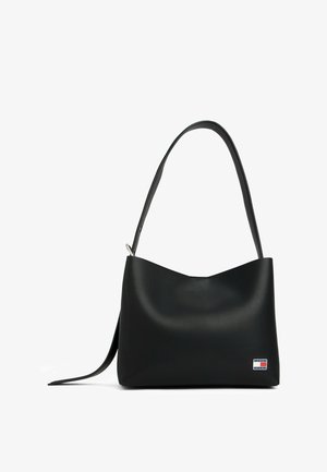Zwarte schoudertas van glad synthetisch materiaal, met een minimalistisch ontwerp, een gebogen bovenkant en een logo-accent aan de voorkant.
