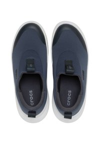 Marinefarbene Slipper aus strukturiertem Stoff, mit Gummi-Zehenkappe und weißer Sohle. Verfügt über eine Zuglasche und ein Logo auf der Innensohle.