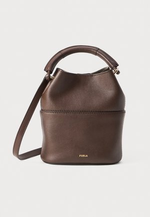 Sac seau en cuir marron avec un dessus arrondi, une courte poignée et une bandoulière réglable. Présente un logo doré en bas.