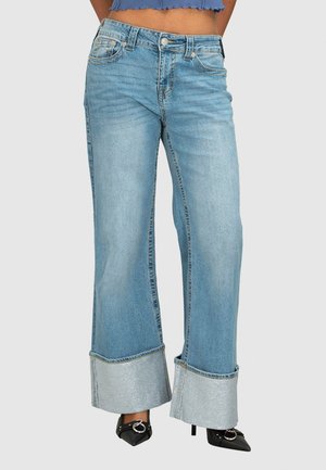 Lichtblauwe wijde jeans met een rafelig uiteinde, voorzien van een klassieke vijf-pocket ontwerp, knoopsluiting en contrasterende zilveren afwerking bij de boorden.