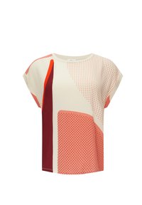 Korte mouw top met een crème basis en abstracte patronen in tinten van roze, rood en oranje, waaronder stippen en geometrische vormen.