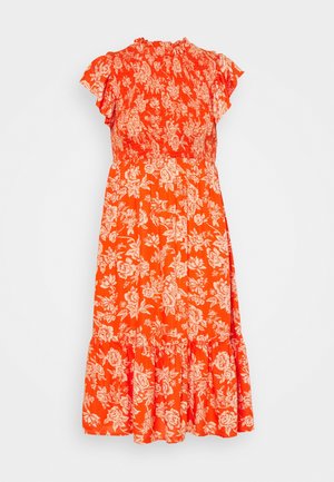 Oranges Blumenkleid mit kurzen, flatternden Ärmeln, gerafftem Oberteil und einem mehrstufigen Volant-Saum. Verziert mit weißen Blumenmustern.