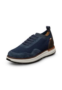 Sneakers blu navy realizzati con una combinazione di materiali knit e suede, superficie testurizzata, sei occhielli e un accento di tacco marrone a contrasto.