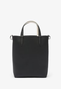 Sac à main noir avec un extérieur texturé, deux courtes poignées et un design épuré. Présente quincaillerie en ton argent et un intérieur clair contrastant.