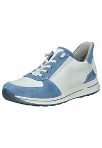 Modré a bílé tenisky z kůže a semiše, mají tkaničky, kontrastní textury, zaoblenou špičku a polstrovanou podrážku.