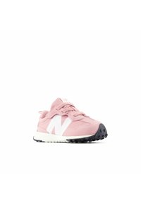 Chaussure de sport rose avec une tige texturée, des marques blanches et une semelle en caoutchouc noire. Présente un système de laçage et une conception de bout arrondi.