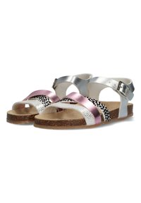 Sandali con cinturini caratterizzati da un brillante argento, rosa e motivi texturizzati in bianco e nero, con una suola in sughero marrone chiaro e fibbia regolabile.