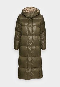 Abrigo acolchado largo en verde oliva oscuro, con capucha, diseño acolchado, textura brillante y cintura ceñida con puños elásticos.