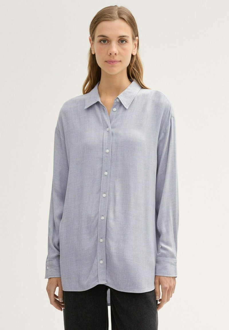 Camicia button-up grigia chiara in morbido tessuto, con colletto a punta, maniche lunghe e una vestibilità rilassata con orlo dritto.