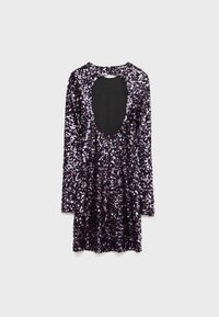 Mini robe violette à sequins avec manches longues et grande découpe ovale au dos, présentée sur un fond uni.