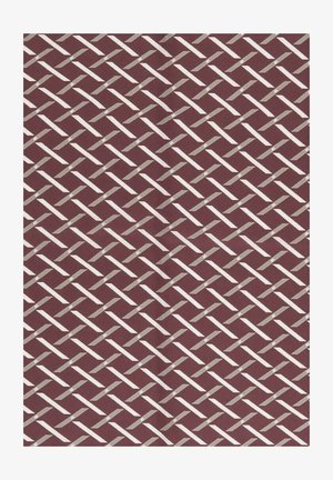 Tessuto bordeaux con un motivo intrecciato di righe bianche diagonali che formano rombi, creando un aspetto testurizzato e stratificato.