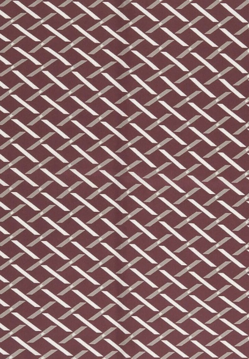 Tessuto bordeaux con un motivo intrecciato di righe bianche diagonali che formano rombi, creando un aspetto testurizzato e stratificato.