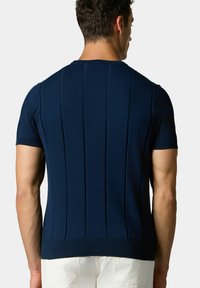 Maglione a maniche corte di colore navy, lavorato a maglia con texture a coste verticali e collo tondo. Design aderente con una finitura liscia e orlo elastico.
