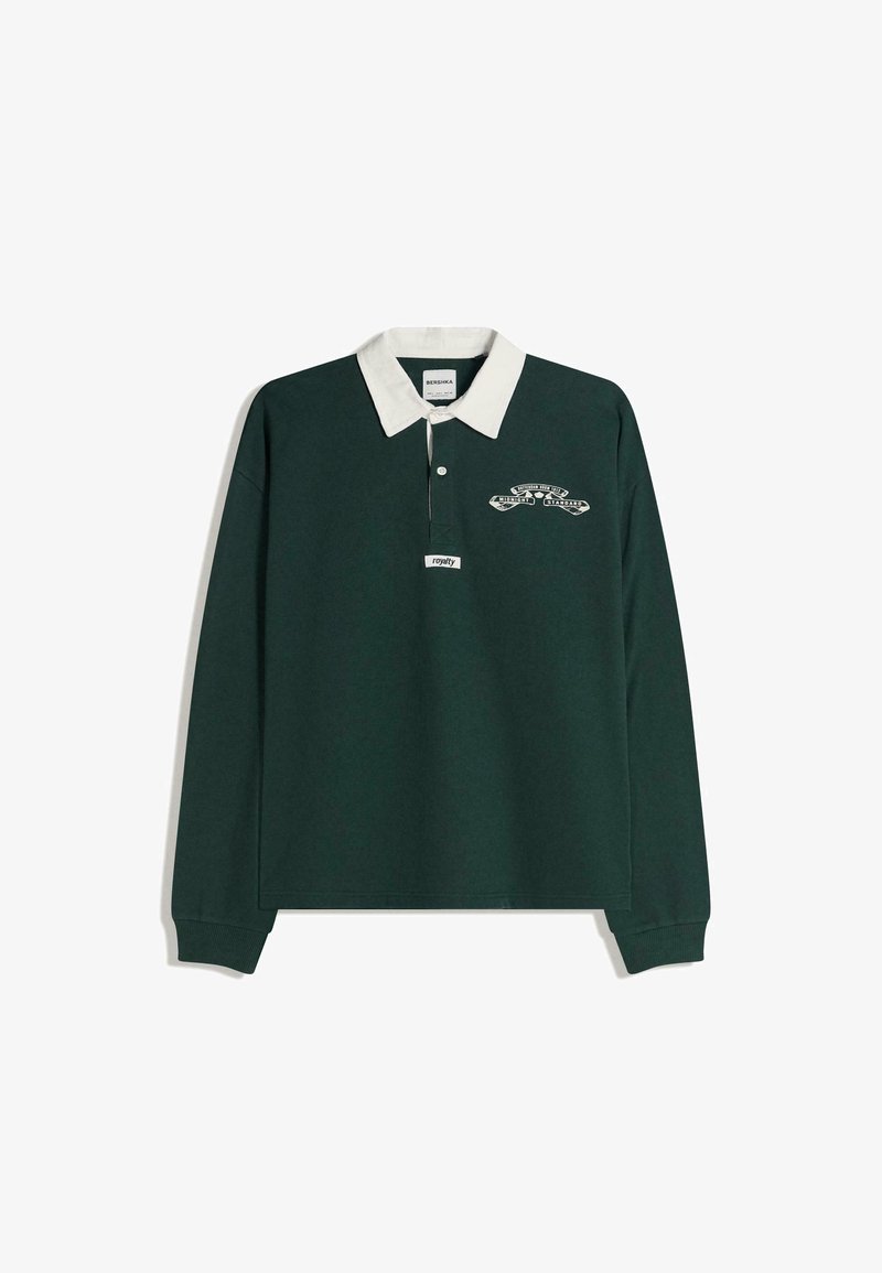 Ciemnozielona koszulka polo z długim rękawem i białym kołnierzykiem, z grafiką i małą naszywką z logo z przodu. Materiał bawełniany.