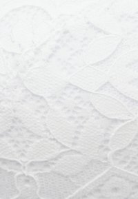 Witte kantstoffen met bloemen- en geometrische patronen, met een delicate textuur en ingewikkelde details, die een gelaagd effect creëren.