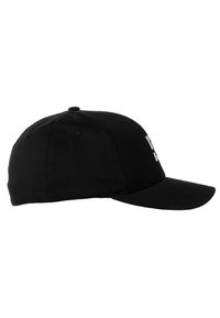 Gorra negra con visera ligeramente curvada, correa ajustable en la parte posterior, hecha de tela, con un logotipo blanco en el lado izquierdo.