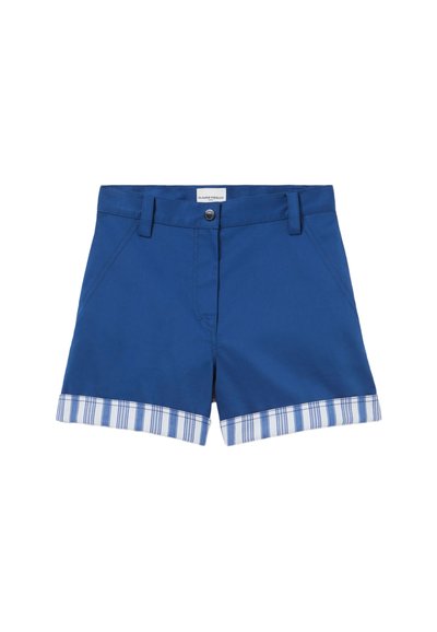 Shorts bleus en coton avec un devant plat et des passants de ceinture, présentant un motif à carreaux sur l'ourlet replié. Poches avant incluses.