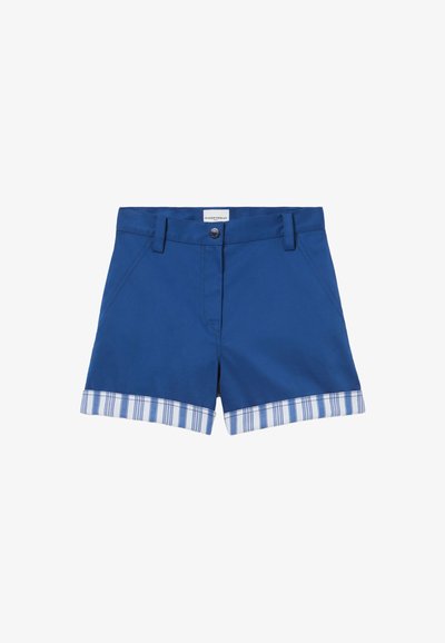 Shorts bleus en coton avec un devant plat et des passants de ceinture, présentant un motif à carreaux sur l'ourlet replié. Poches avant incluses.