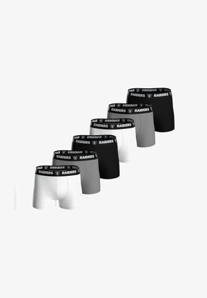 Zestaw bokserek w kolorach białym, szarym i czarnym, z czarnymi elastycznymi pasami w talii z napisem „RAIDERS” i logo. Gładka faktura tkaniny.