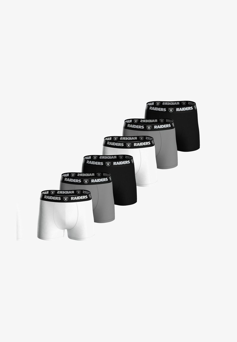 Zestaw bokserek w kolorach białym, szarym i czarnym, z czarnymi elastycznymi pasami w talii z napisem „RAIDERS” i logo. Gładka faktura tkaniny.