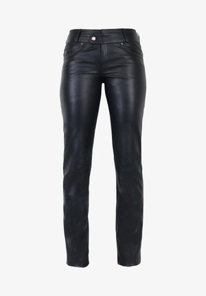 Zwarte leren broek met een gladde textuur, slim fit ontwerp, medium hoge taille, vijf zakken en een koperen knoopdetail aan de voorkant.