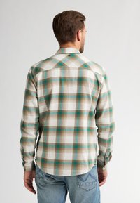 Heren overhemd met lange mouwen in beige, teal en bruin. Voorzien van een klassieke kraag, knoopmanchetten en een rechte zoom met een ontspannen pasvorm.