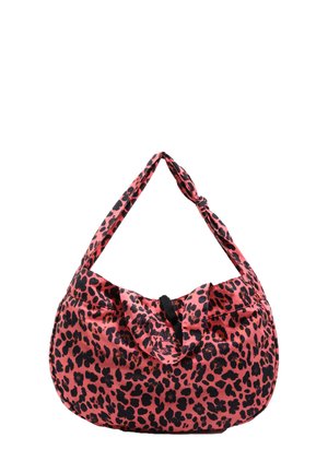 Bolso de hombro con estampado de leopardo en rojo y negro, con una correa anudada y cierre de solapa frontal, tejido suave con un logo de la marca sutil.