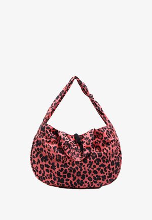 Czerwona i czarna torba na ramię w cętki lamparta z wiązanym paskiem i klapą z przodu, miękki materiał z subtelnym logo marki.