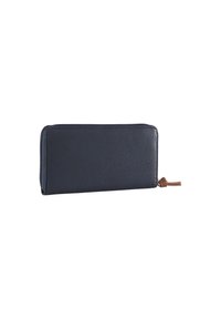Portefeuille en cuir bleu marine avec une finition texturée, doté d'une fermeture zippée et d'une languette en cuir marron pour un accès facile. Forme rectangulaire.