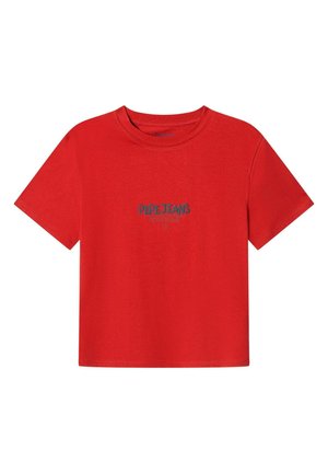 T-shirt rossa cropped a maniche corte con scollo rotondo e piccolo logo testuale "Pepe Jeans" blu scuro centrato sul petto.