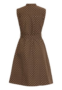 Rochie maro fără mâneci cu buline albe, curea strâmtă în talie și fustă evazată, văzută din spate.