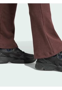 adidas Originals ESSENTIALS FLARED - Legingi — bikses - shadow brown
