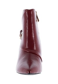 Stivaletto alla caviglia in similpelle bordeaux con punta appuntita e design angolato. Presenta una zip laterale e una texture liscia.