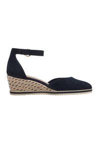 Chaussure compensée en daim bleu marine avec bout fermé, talon compensé en corde tressée et bride de cheville avec fermeture à boucle dorée.