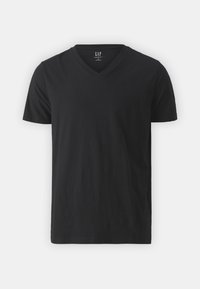 T-shirt noir à manches courtes avec col en V, coupe standard, présenté sur fond blanc, étiquette de la marque GAP visible à l’intérieur du col.
