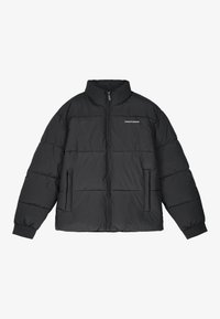 Sort dunjakke med quiltet design, høj hals, lynlås foran, sidelommer, ribbet manchetter og logo-detalje på brystet. Glat, puffet tekstur.