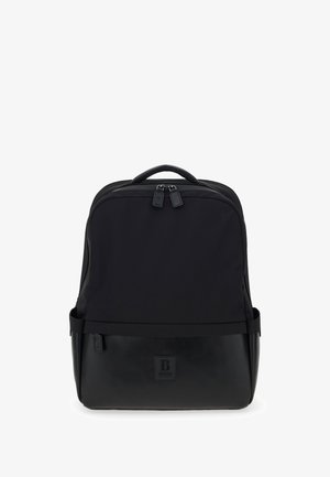 Schwarzer Rucksack mit Stoffoberteil und strukturiertem Lederunterteil. Doppelte Reißverschlussöffnung, Logo-Patch an der Vorderseite, verstellbare gepolsterte Träger.
