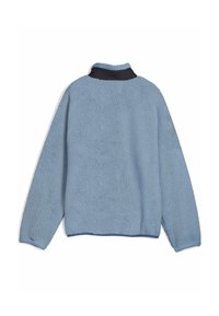 Ljusblå fleecepullover med en texturerad yta, hög krage och mörkblå detaljer. Har en avslappnad passform och långa ärmar.