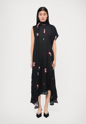 Zwarte, vloeiende jurk met een bloemenpatroon in tinten van roze, heeft een hoge hals en een asymmetrische zoom, gemaakt van lichte stof met een gladde textuur.