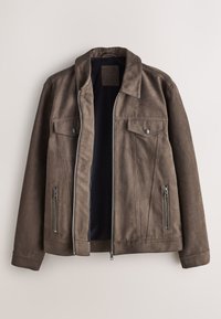 Giacca in camoscio marrone con collo, zip frontale, due tasche con patta e bottone sul petto e due tasche laterali con zip, mostrata su sfondo chiaro.