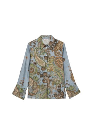 Lange mouwblouse in lichtblauwe stof met een paisleypatroon in groen, bruin en oranje met florale accenten en uitlopende mouwen.