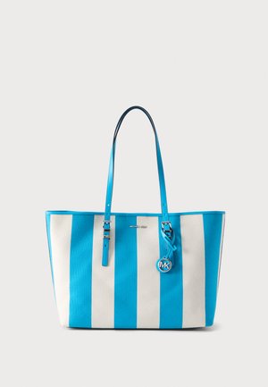 Sac cabas à rayures verticales bleues et blanches avec double poignée et un pendentif rond en argent portant le logo MK suspendu à une des poignées.