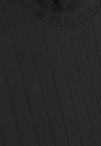 Tessuto a maglia nero con texture a righe verticali e design a collo alto. Il materiale appare morbido ed elastico, con dettagli di cucitura uniformi.